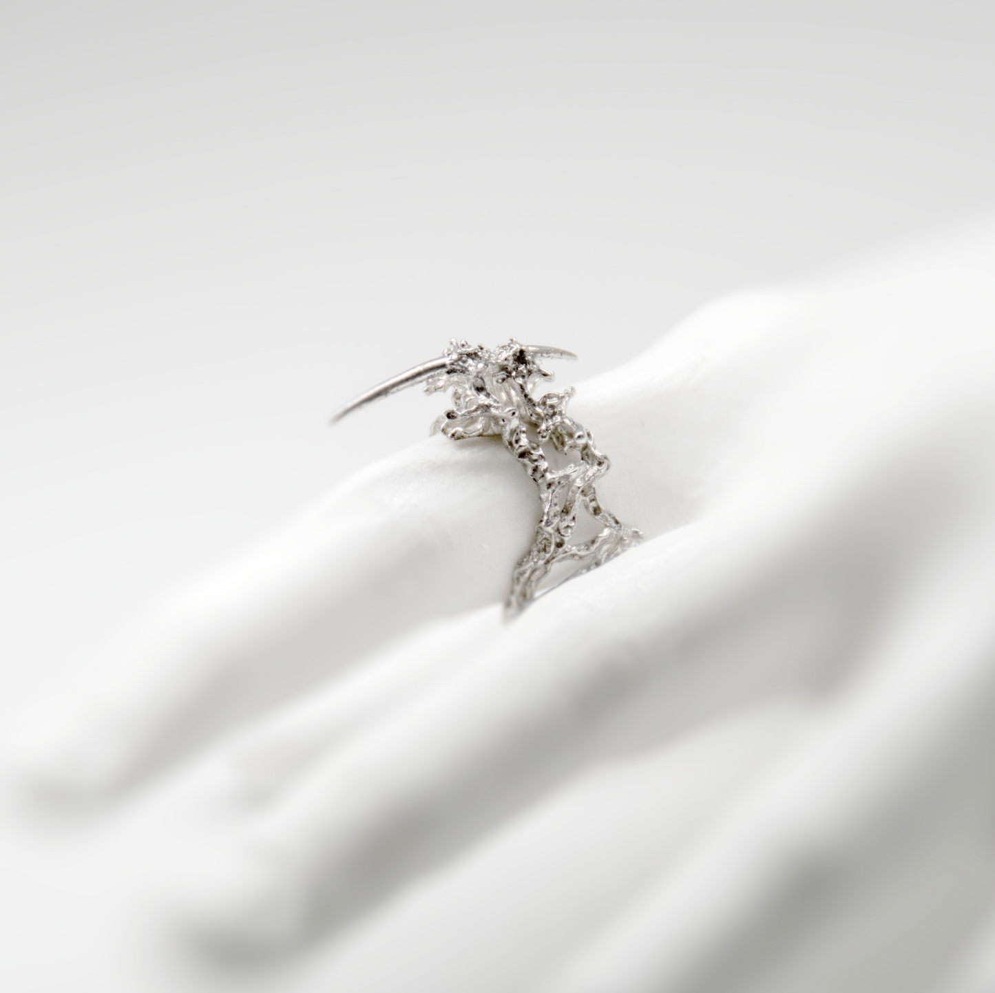 Aegar single knuckle ring